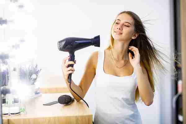 Sécher ses cheveux à l’air libre : la fausse bonne idée ?