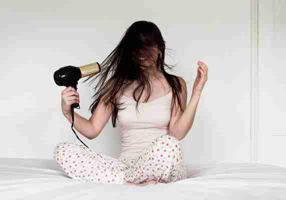 Découvrez les 10 erreurs à éviter quand on se sèche les cheveux
